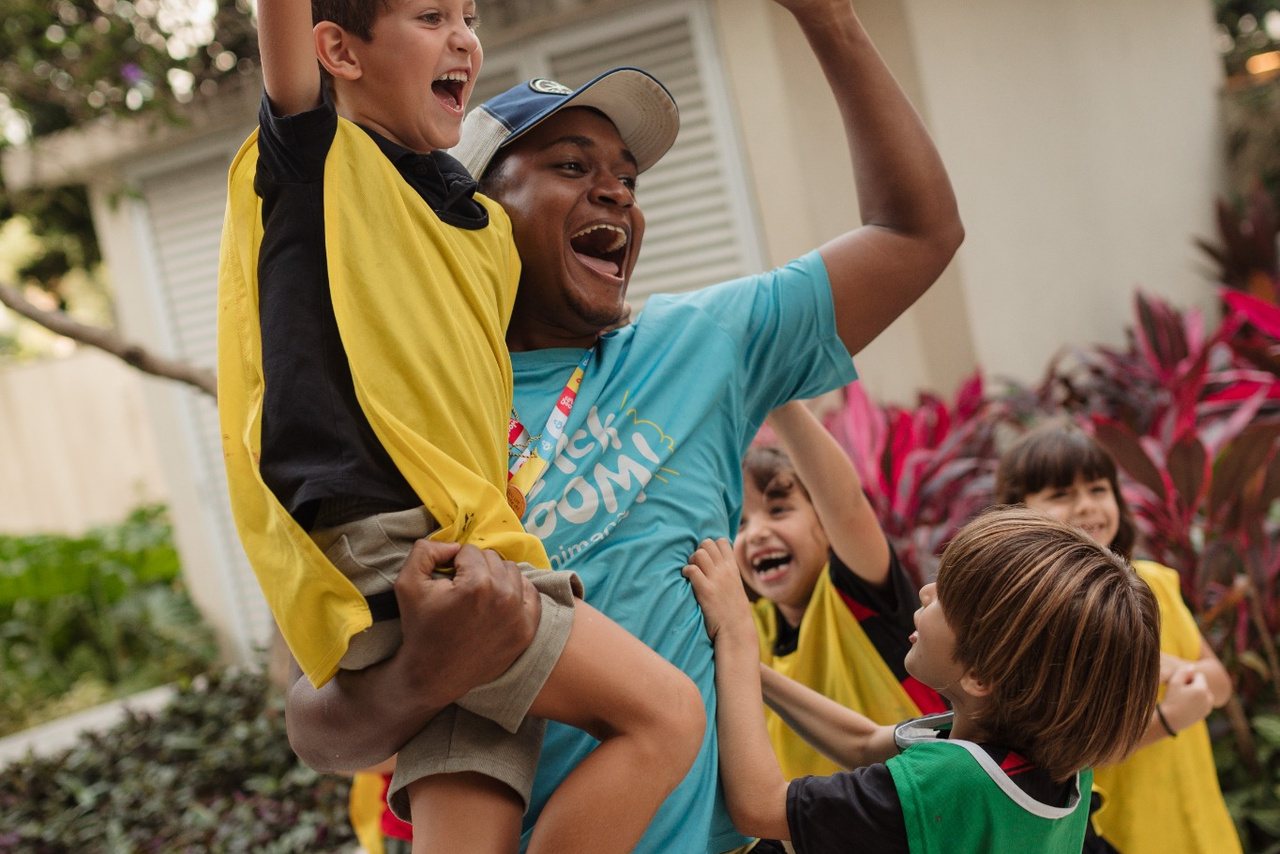 Campeonato de futebol infantil Clack Ball com juiz