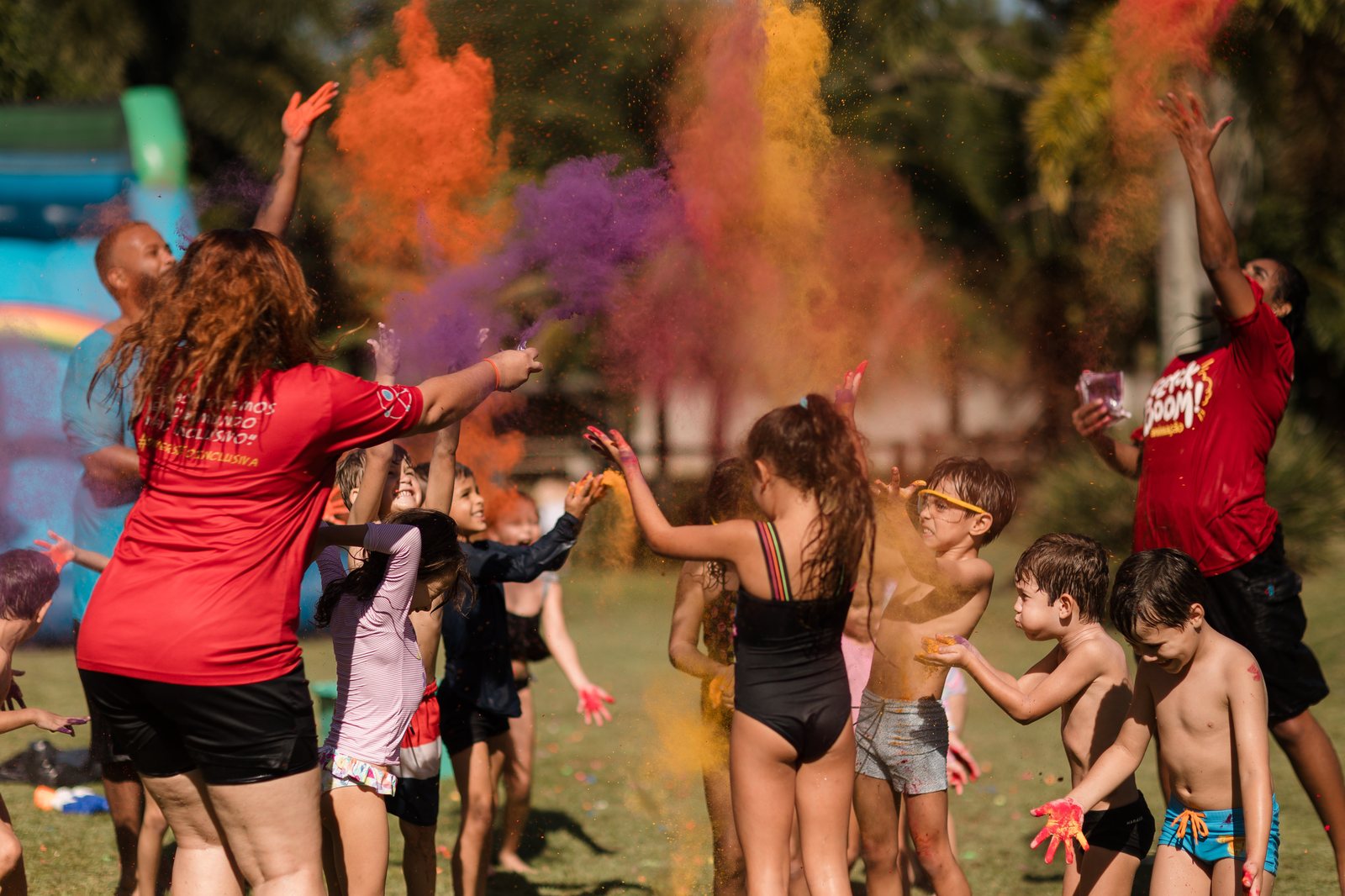 Pool party infantil com piscina e brincadeiras Clack Boom